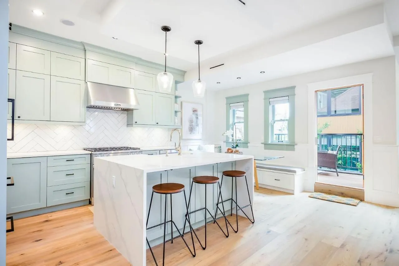 홈스테이 Easeful 2 Bedroom Unit Near English Bay 밴쿠버